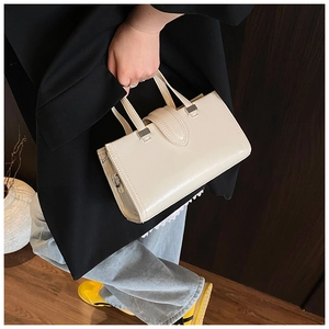 Petit sac carré blanc crème en cuir synthétique brillant avec boucles argentées chic