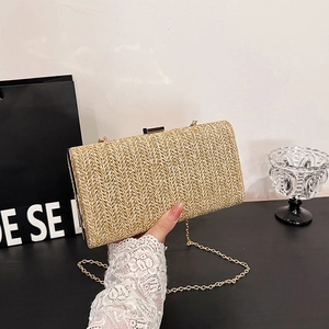 Borsa a mano in paglia intrecciata champagne con motivo a spina di pesce e catena oro