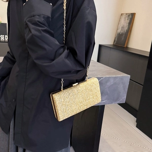 Elegante borsa a mano in paglia da donna con tracolla a catena e stile estivo sobrio