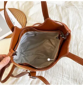 Vue détaillée du grand sac cabas avec cuir marron et doublure à chevrons