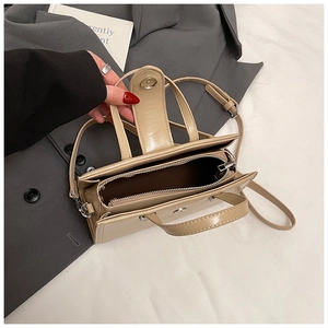 Détails de l'intérieur d'un sac bandoulière beige avec rabat aimanté et poche zip