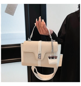 Sac à main chic blanc crème avec texture tissée et bandoulière large en jacquard