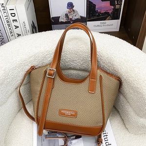 Sac fourre-tout tissé beige minimaliste avec bordure en cuir marron et bandoulière