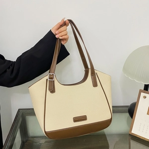 Bolso tote de lona beige y cuero marrón para un estilo casual de moda diario