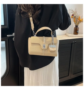 Sac bandoulière tissé beige avec large sangle à motifs et mini porte-monnaie attaché