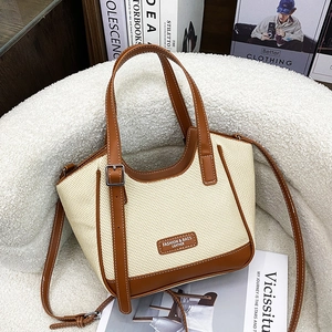Sac fourre-tout tissé beige minimaliste avec garniture en cuir brun et bandoulière