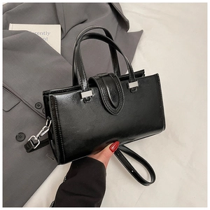Sac carré noir tendance 2025 en cuir brillant avec bandoulière et boucles argentées