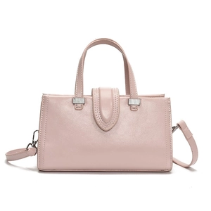 Sac à main minimaliste rose en similicuir avec bandoulière et détails en métal argenté