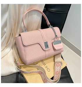 Sac bandoulière matelassé rose avec large sangle à motifs et fermoir rotatif en métal argenté