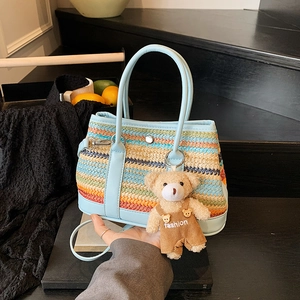 Sac à main tissé à rayures colorées avec poignées en cuir et charmant pendentif ours