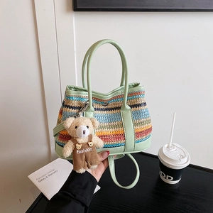 Sac cabas tissé à rayures colorées rétro avec poignées en cuir vert et charm d'ours en peluche