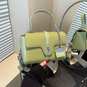 Sac à main tissé vert avocat à la mode avec large bandoulière à motifs géométriques
