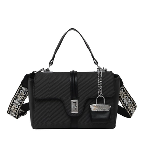Sac bandoulière gris foncé élégant avec large sangle à motifs et fermoir rotatif