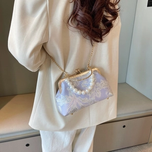 Chic shell-shaped pearl evening bag with floral embroidery and golden chain strap