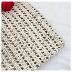 Gros plan du sac en crochet fait main avec motif ajouré et détails de roses rouges