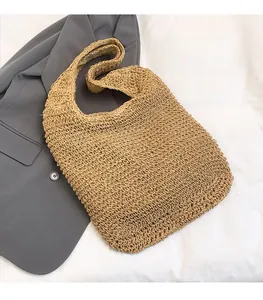 Gros plan sur le sac cabas tressé ajouré kaki montrant la texture artisanale et la sangle