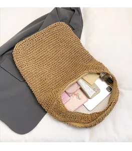 Détail du sac cabas en paille tressée montrant sa grande capacité pour les essentiels
