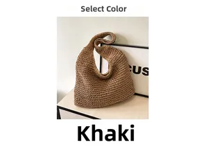 Gros plan du sac en paille tressée kaki montrant la texture naturelle et l'artisanat