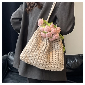 Détail du sac seau au crochet avec fleurs de tulipes 3D et bandoulière tressée