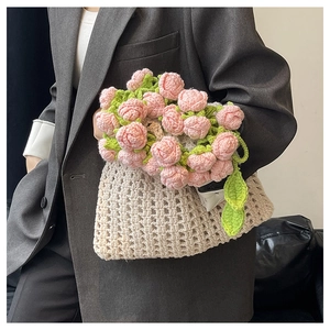 Détail du sac seau au crochet avec des roses roses et un tissage en maille beige