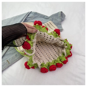 Détail du sac seau crocheté à la main avec roses 3D et motif en maille tissée