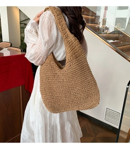 Détail de la texture tressée d'un grand sac cabas en paille kaki pour femme