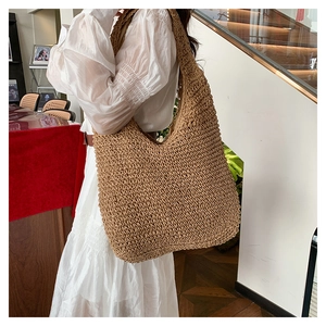 Gros plan d'un sac en paille tissé à la main avec texture détaillée et grand volume