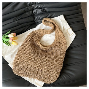 Détail de la texture tissée et de la large bandoulière de ce sac fourre-tout kaki