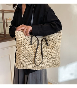 Détail du sac cabas tissé avec texture en nid d'abeille et lanières en cuir marron