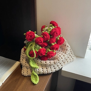 Sac seau au crochet fait main avec motif ajouré de roses et bandoulière florale
