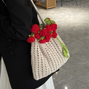 Sac cabas au crochet fait main avec motif rose rouge et maille ajourée blanc cassé