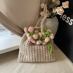Sac seau au crochet beige fait main avec roses 3D et motif en maille ajourée élégant