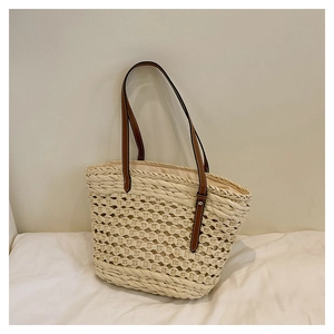 Détail du sac cabas en paille avec anses en cuir marron et doublure intérieure