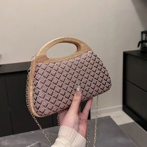 Shell-shaped woven straw handbag with wooden handle and gold chain in pink-brown