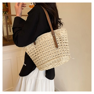 Détail du sac cabas tissé main avec bandoulière en cuir marron et cordon de serrage