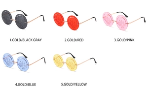 Cinq paires de lunettes de soleil rondes rétro avec flammes et verres colorés