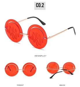 Vue multi-angle de lunettes de soleil rondes rétro avec verres flamme rouges et monture or rose