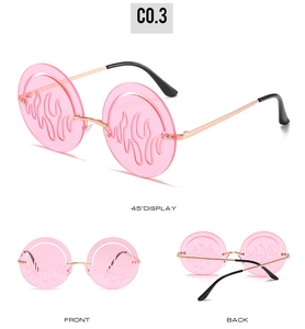 Vue sous trois angles de lunettes de soleil rondes steampunk avec verres roses flammes