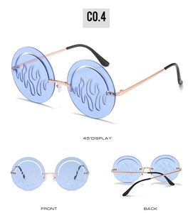 Vue détaillée de lunettes de soleil rondes rétro avec verres flamme et branches en métal