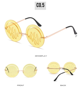 Vues détaillées de lunettes de soleil rondes flamme dorées avec des verres jaunes
