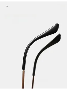 Détail des branches de lunettes ergonomiques avec embouts noirs et structure en métal