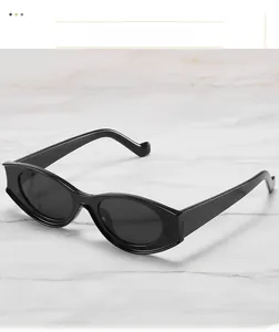 Nahaufnahme der Retro-Katzenaugen-Sonnenbrille auf Marmor mit Fokus auf hochwertiges Material