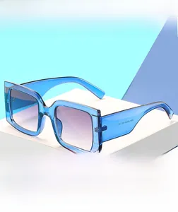 Detail der quadratischen Übergroßen Sonnenbrille mit blauem Rahmen und lila Gläsern