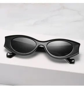Nahaufnahme der schwarzen Cat-Eye-Sonnenbrille auf einem Marmorsockel im Retro-Stil