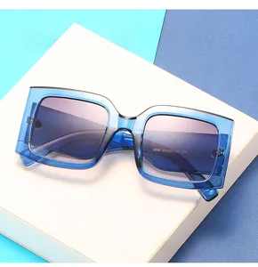 Details der Rahmenspezifikationen auf der blauen transparenten quadratischen Sonnenbrille
