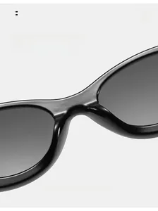 Detail der komfortablen Nasenpads der schwarzen Vintage-Sonnenbrille für druckfreien Sitz