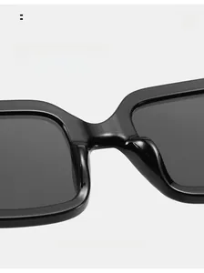 Detailaufnahme der glatten, ergonomischen Nasenpads bei schwarzen quadratischen Sonnenbrillen