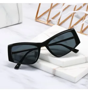 Détail de lunettes de soleil carrées noires 19060 à monture épaisse sur marbre
