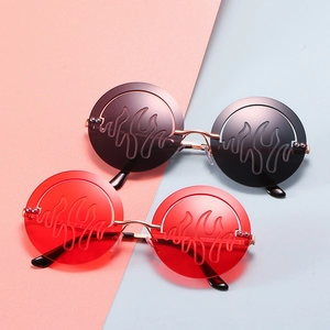 Lunettes de soleil rondes rétro avec flammes et monture en métal noir et rouge