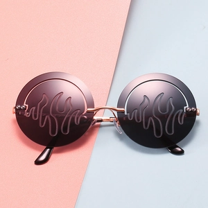 Lunettes de soleil rondes rétro avec design flamme et pont en métal doré rose sur fond bicolore